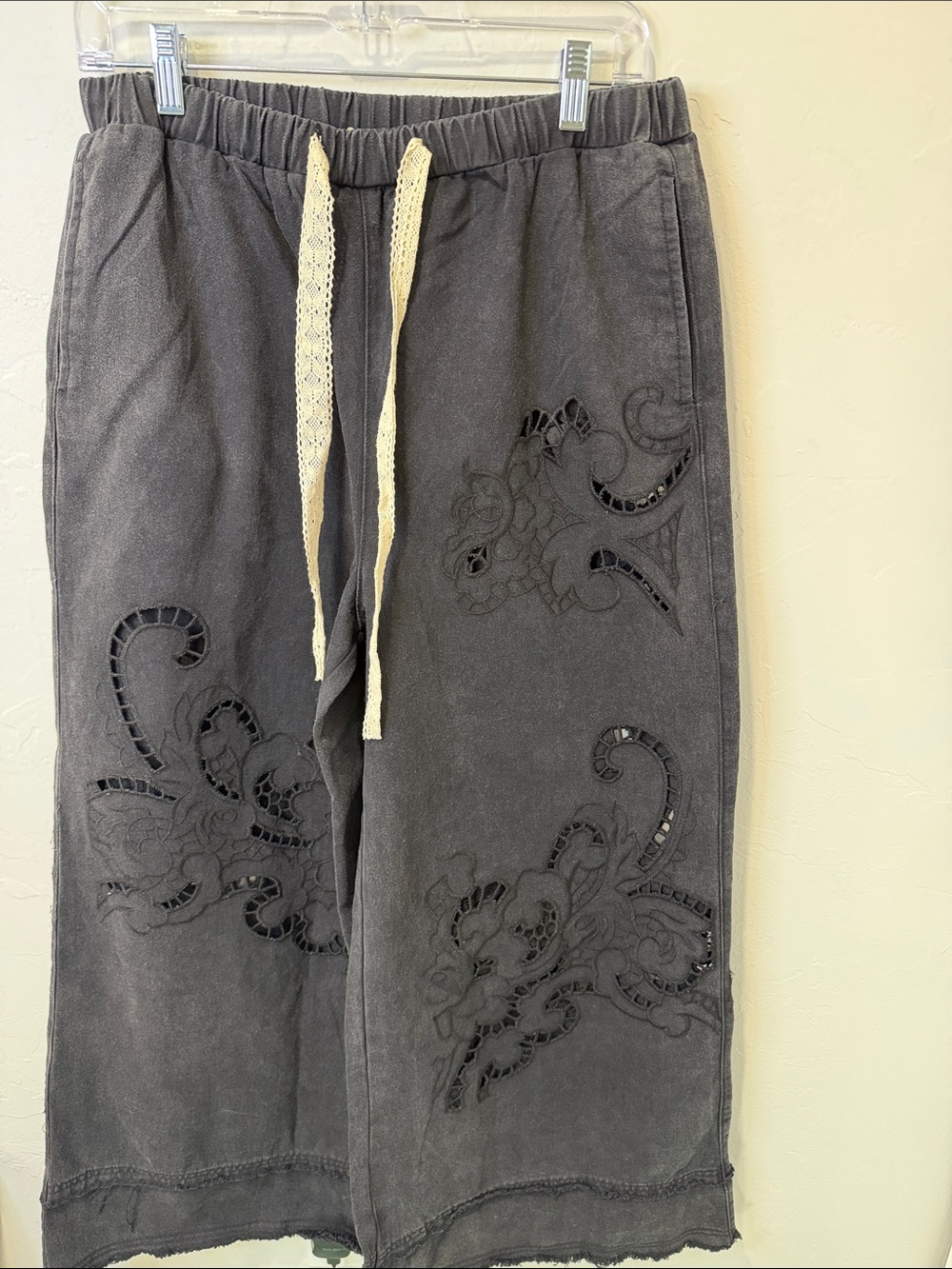 Wide leg pants with embroidery